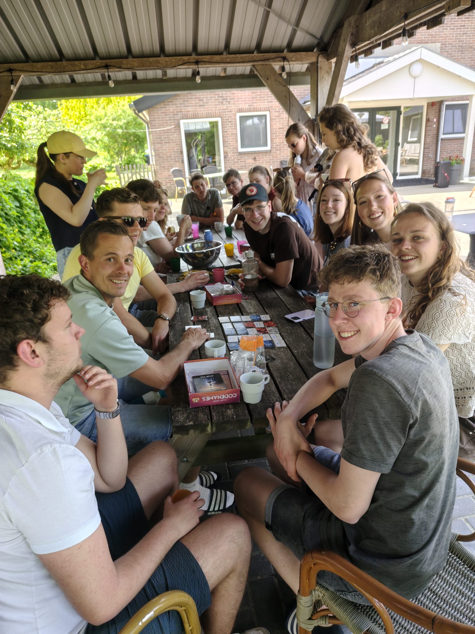 JV-ers genieten van een spel buiten